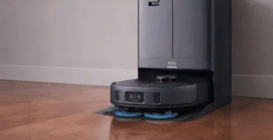Robot aspirador y trapeador eufy X10 Pro Omni con estación todo en uno sobre piso de madera