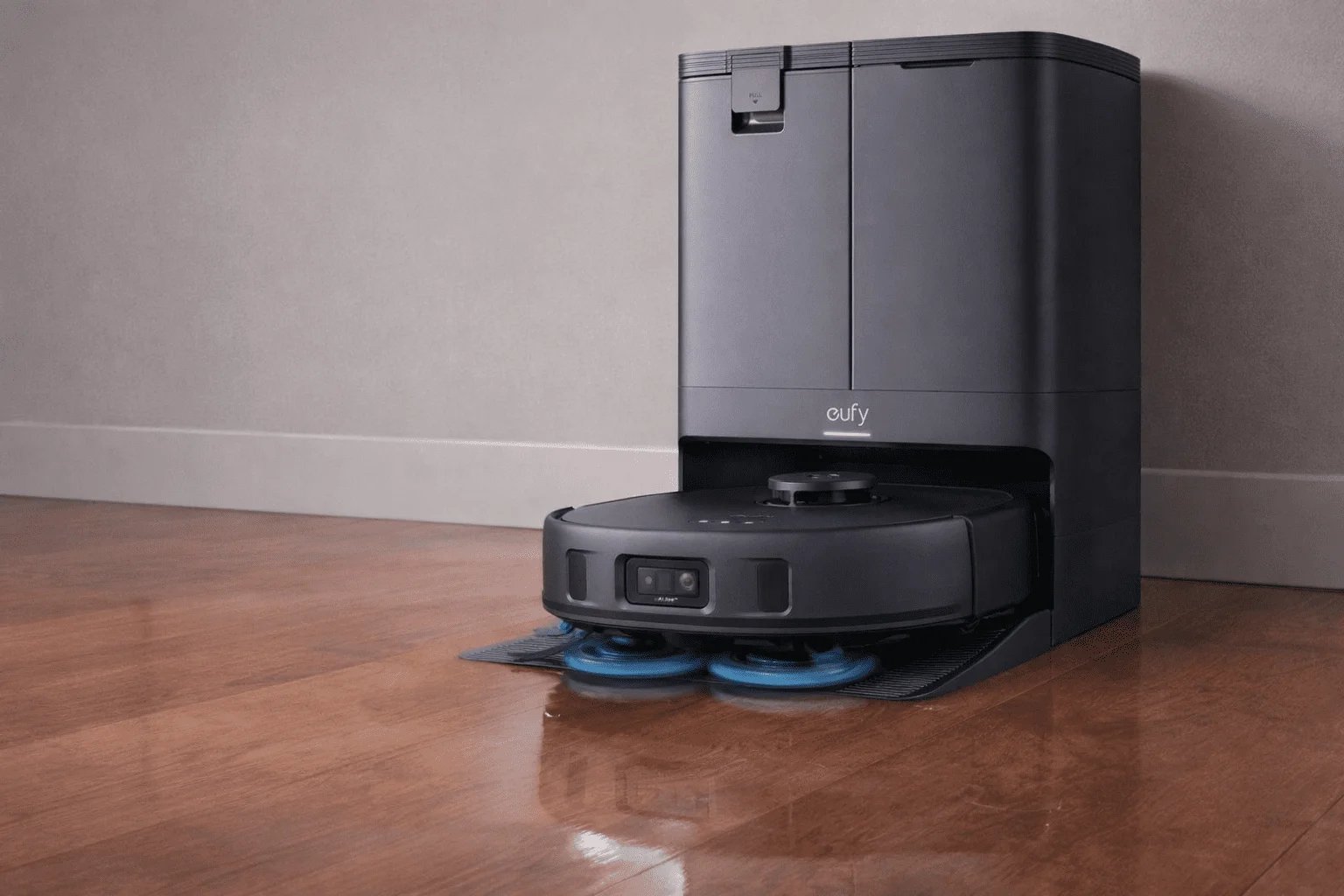 Robot aspirador y trapeador eufy X10 Pro Omni con estación todo en uno sobre piso de madera