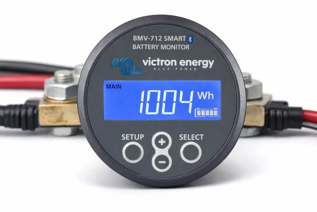 Monitor de batería con pantalla mostrando contador Wh y energía acumulada en un sistema solar pequeño
