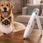 Cortaúñas eléctrico 2 en 1 para perros y gatos con luz LED sobre mesa en sala de estar