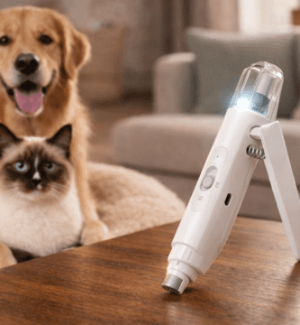 Cortaúñas eléctrico 2 en 1 para perros y gatos con luz LED sobre mesa en sala de estar