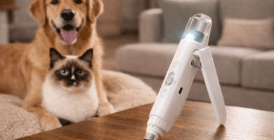 Cortaúñas eléctrico 2 en 1 para perros y gatos con luz LED sobre mesa en sala de estar