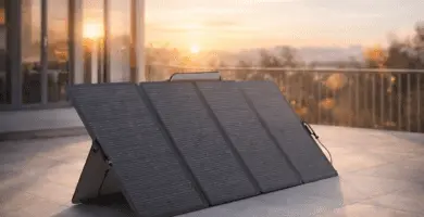Panel solar portátil plegable de 400W instalado en terraza, orientado al sol.