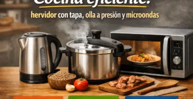 Hervidor eléctrico, olla a presión y microondas sobre una encimera de cocina, representando una rutina de cocina eficiente para ahorrar tiempo y energía